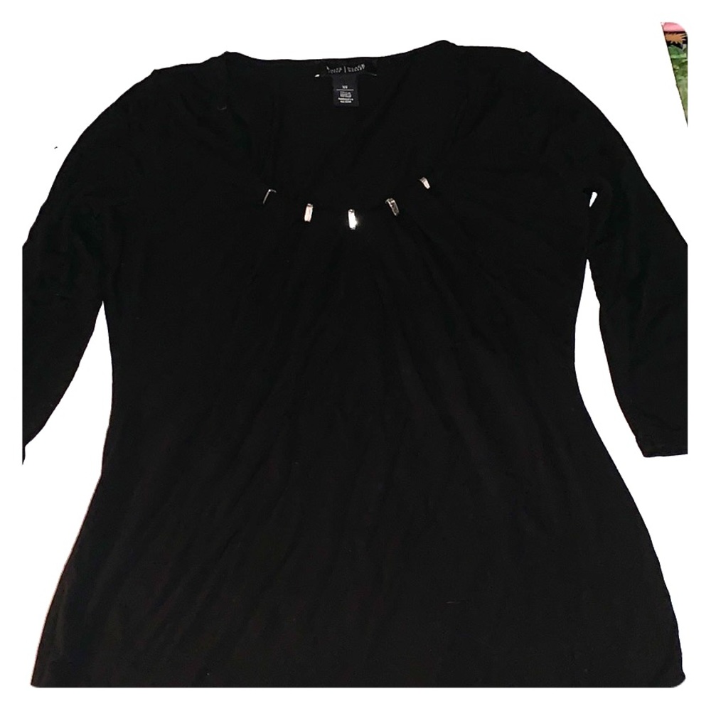 3/4 sleeve blouse with neck accent